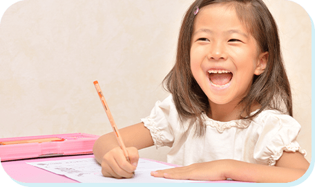 勉強をする笑顔の女の子