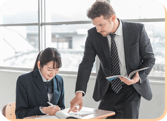 英語を指導する講師と学ぶ女子学生