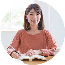 ノートを開いて勉強する女性