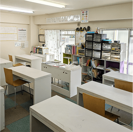 明るく整った教室の机と椅子