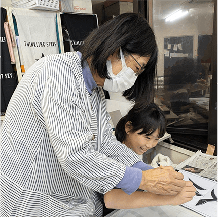 子どもに寄り添って指導する先生