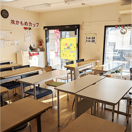 掲示物のある学習教室の室内