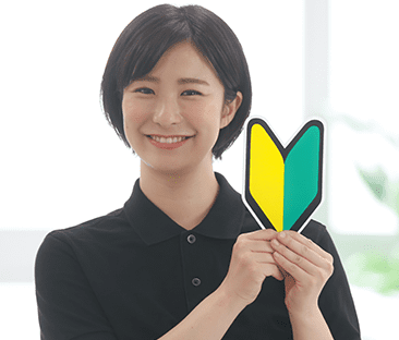 初心者マークを持った女性
