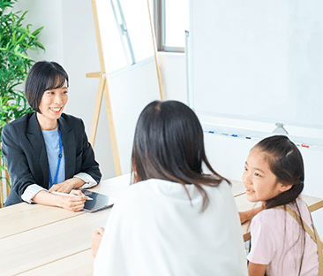 親子と面談するスタッフ