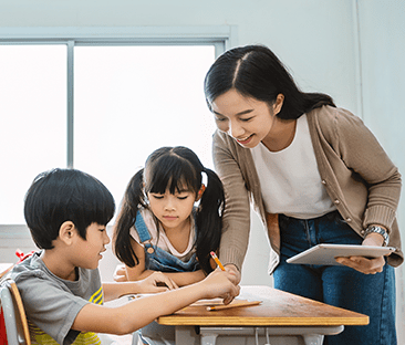 勉強をサポートする先生と子どもたち