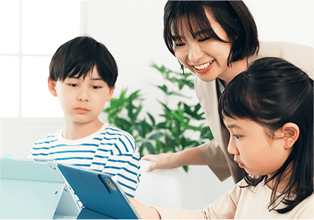 タブレットで学習する子どもたちと見守る先生