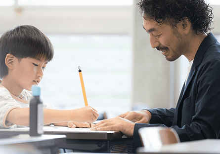 習字を習う男の子