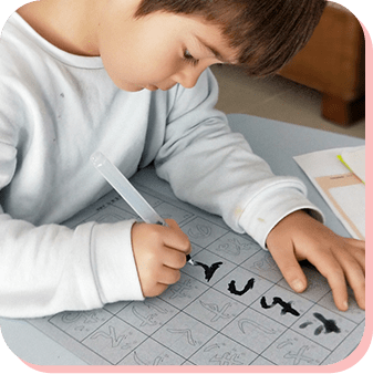 書道をする男の子