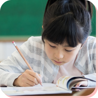 書道をする女の子