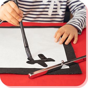 書道をする子供