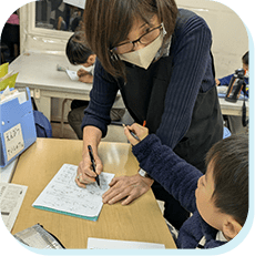 勉強を教わる子供と先生